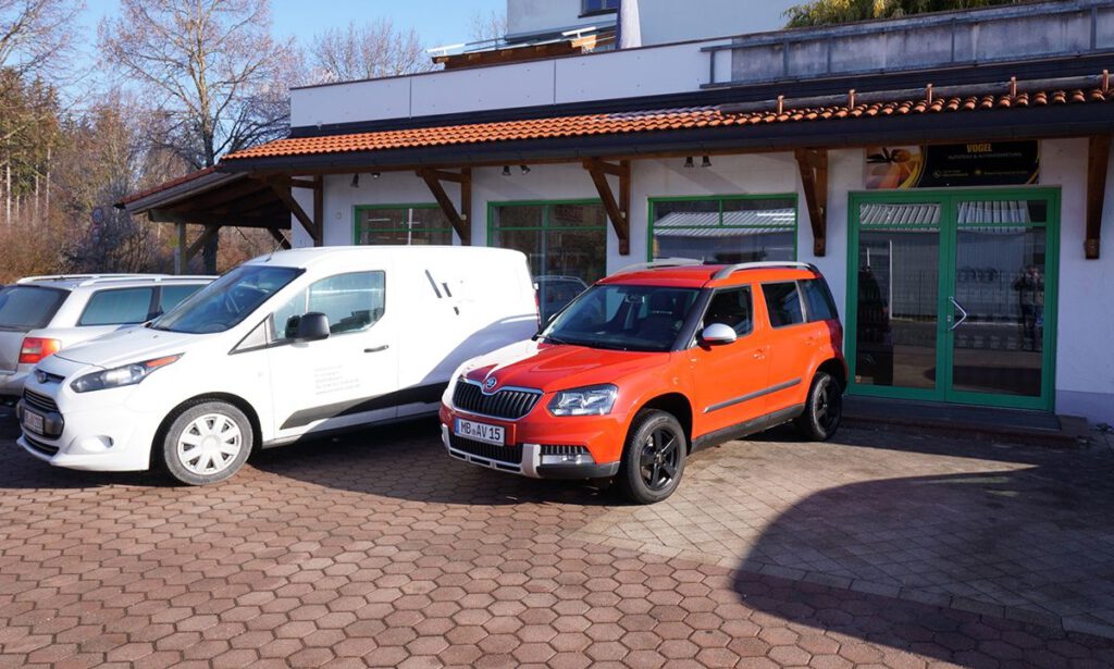 Hof der Autovermietung Vogel in Valley mit Mietwagen Skoda Yeti